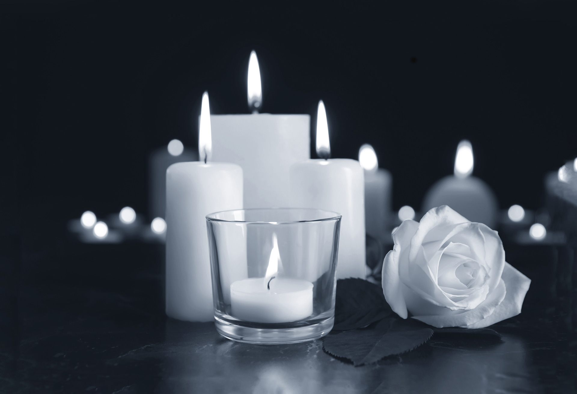 stearinlys og en rose