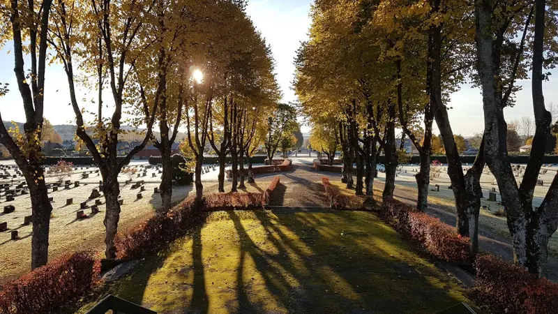 gravplass i solnedgang