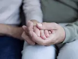 to personer holder hender
