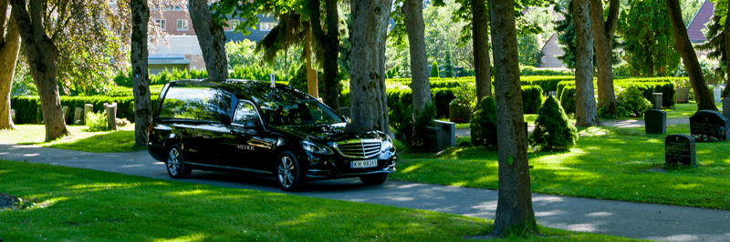 bårebil på en gravplass