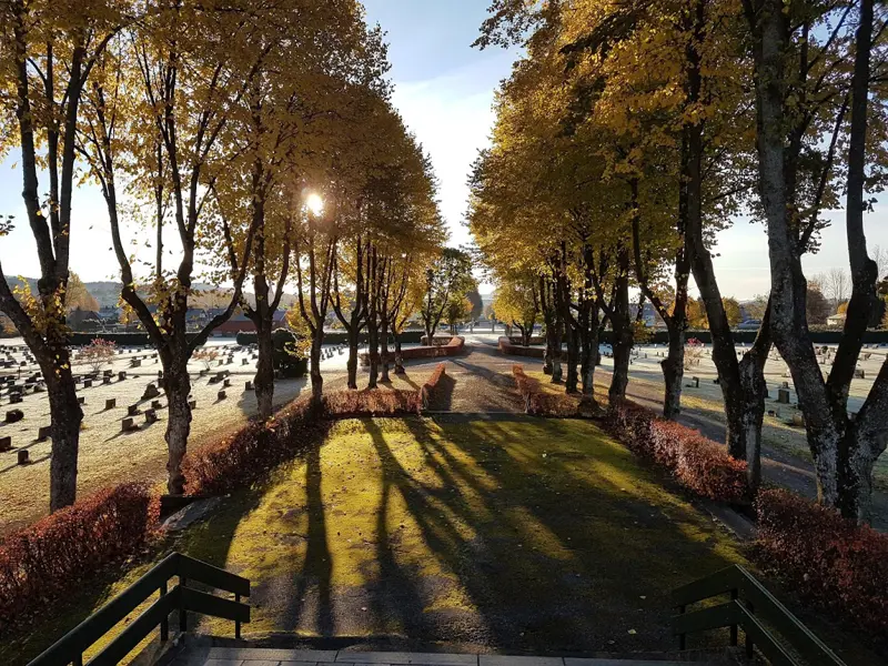 gravplass i solnedgang