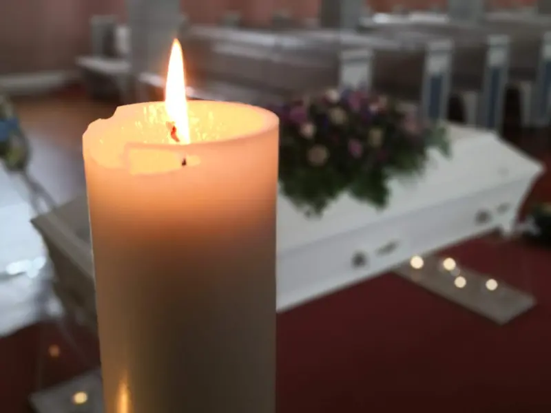 lys med kiste i bakgrunn