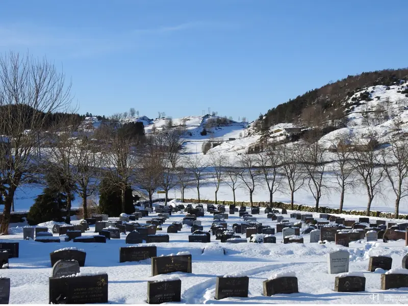 gravplass med snø