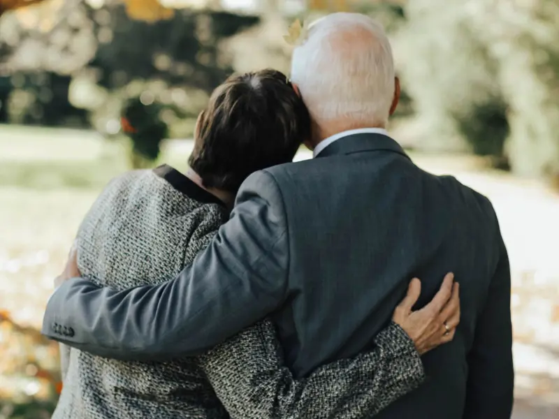 personer som holder rundt hverandre