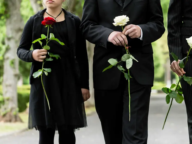 fire personer holder en rose hver