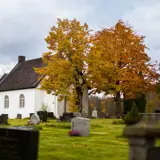 kirke og en gravplass