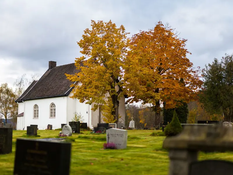 kirke og en gravplass