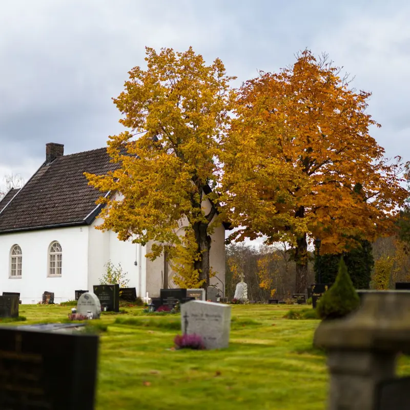 kirke og en gravplass